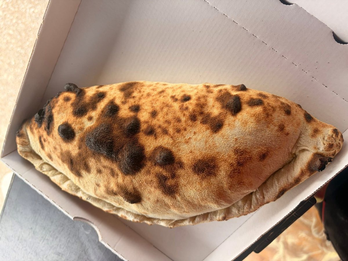 Pizza cuite au feu de bois