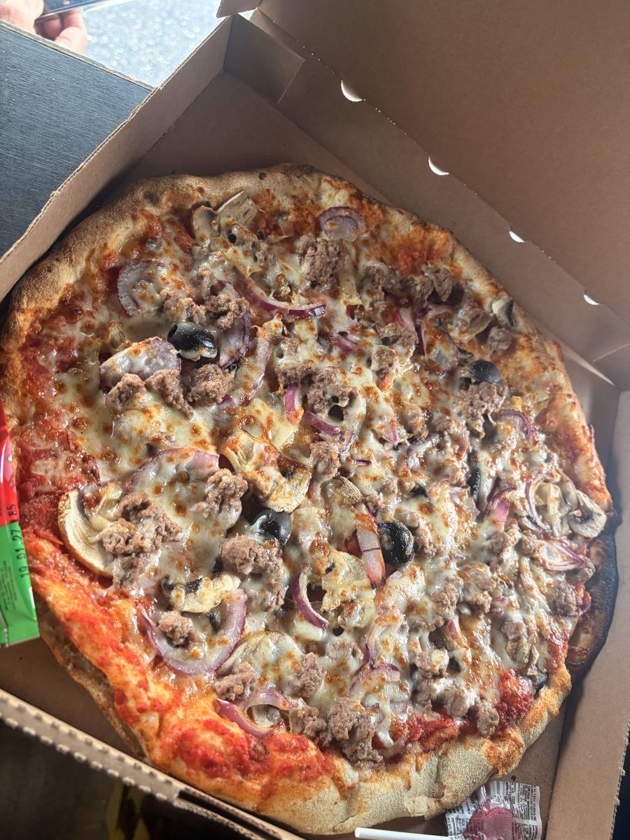 Pizza à la viande hachée, oignons rouges et champignons