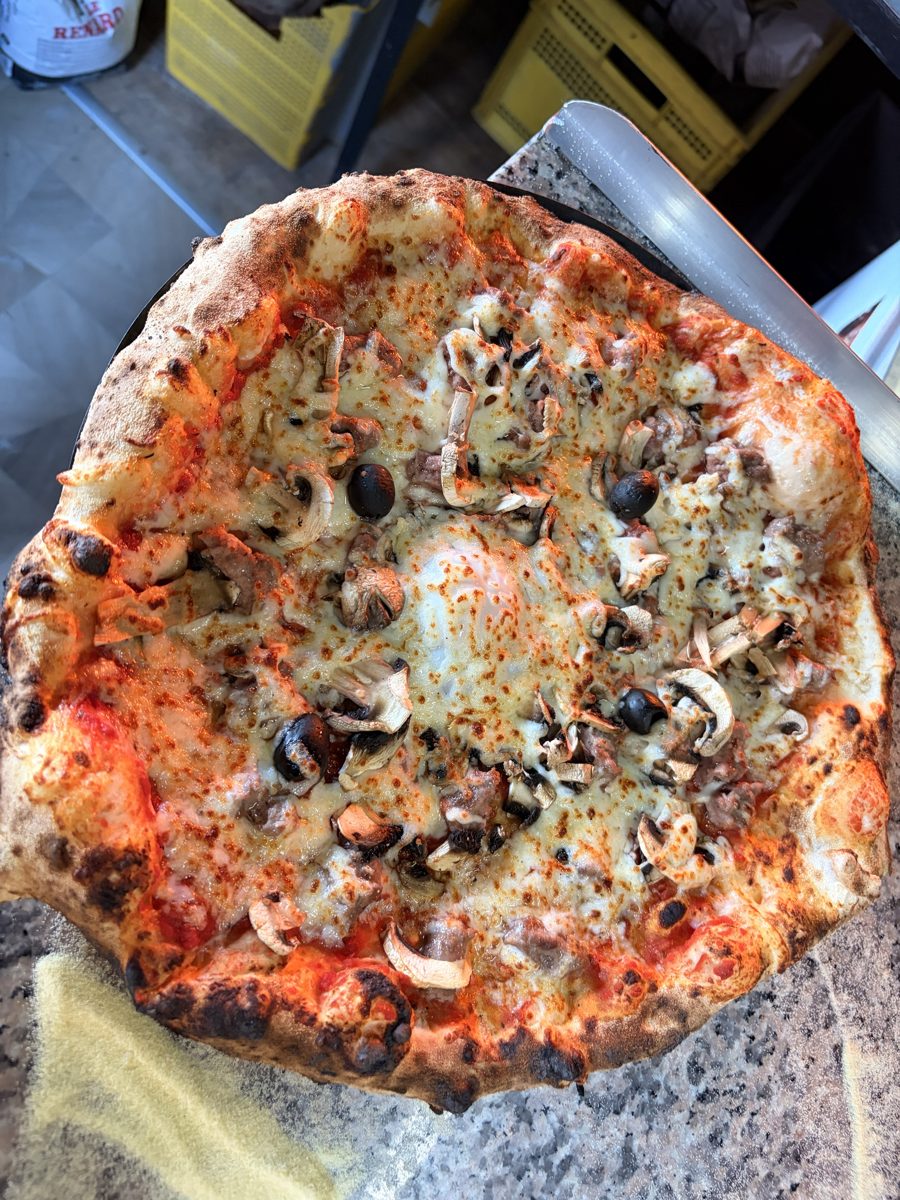 Pizza aux champignons, viande et œuf