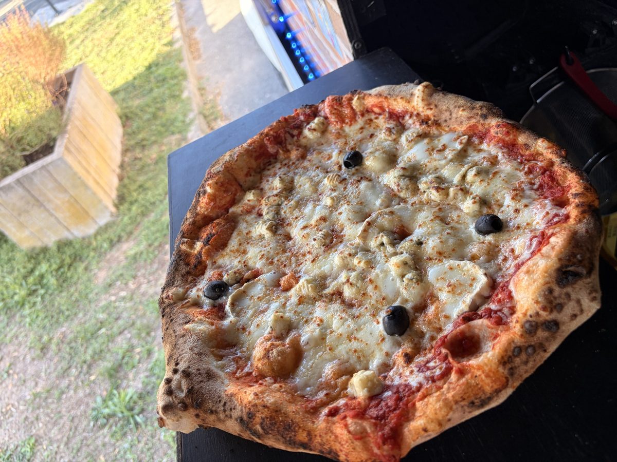 Pizza aux fromages, cuite au feu de bois