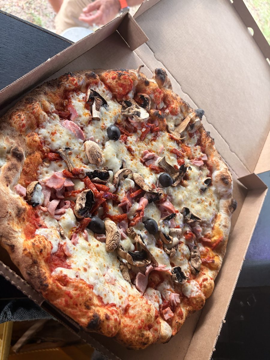 Pizza au jambon, chorizo et champignons
