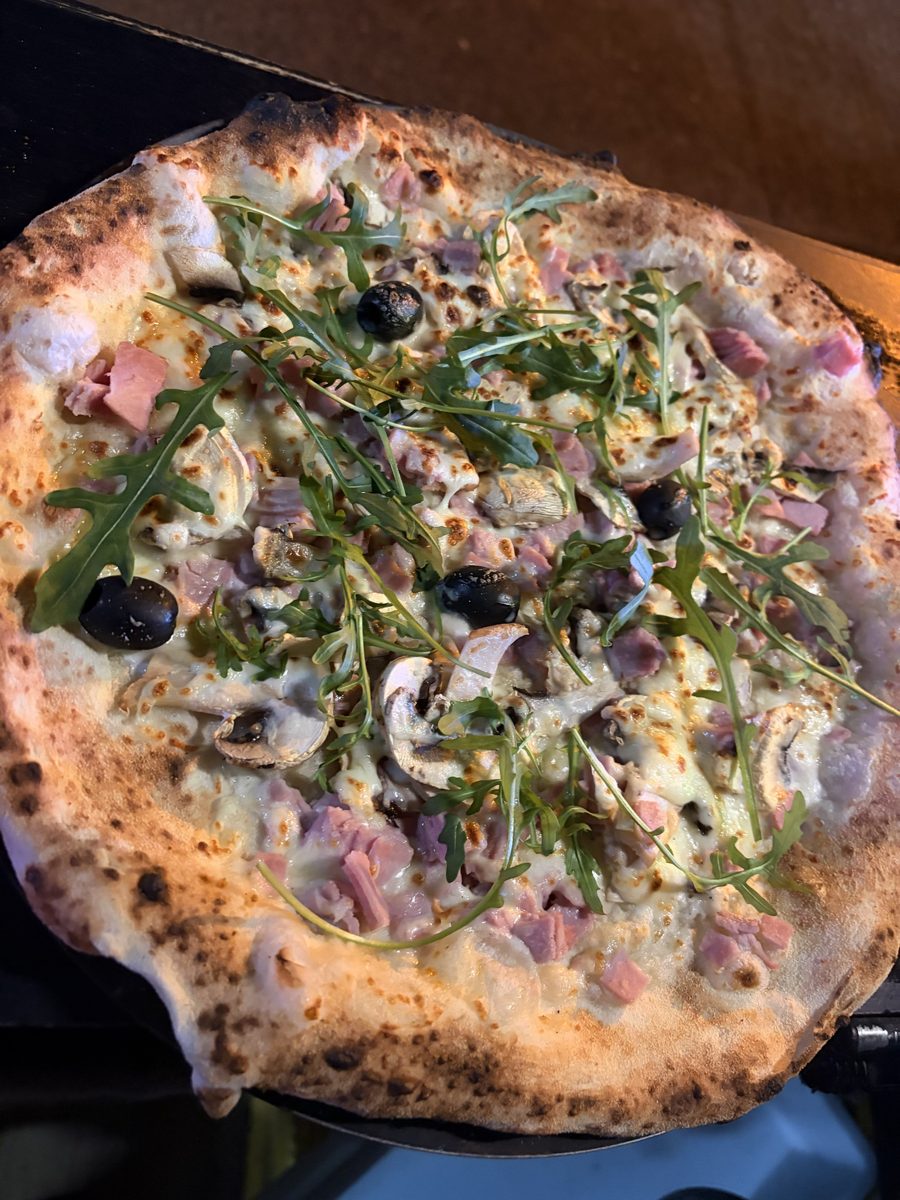 Pizza à base blanche, jambon, champignons et roquette
