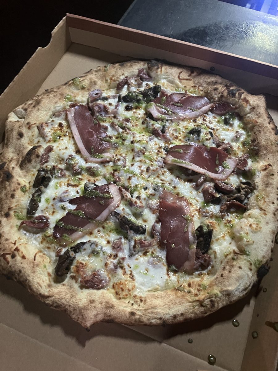 Pizza à base blanche, magret et pesto